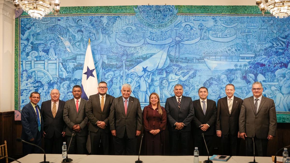 Panamanian government officials presenting a detailed water crisis action plan to CD deputies in a legislative meeting