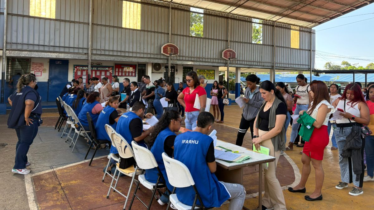 Panamanian students reviewing application documents, representing scholarship applicants and administrative verification steps