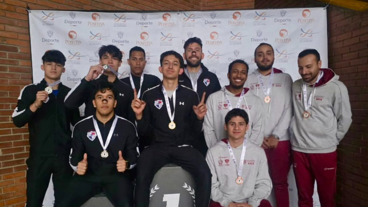 Panamanian fencers competing at the Copa Nacional Interligas de Esgrima, with athletes engaged in a bout and referees observing