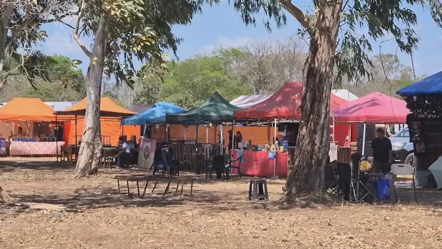 Feria de Natá en Panamá con puestos de artesanías y comida local frente a público y visitantes