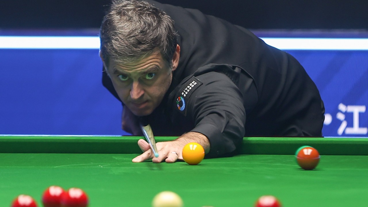 Ronnie O'Sullivan lining up a shot at a snooker table during the World Open in China