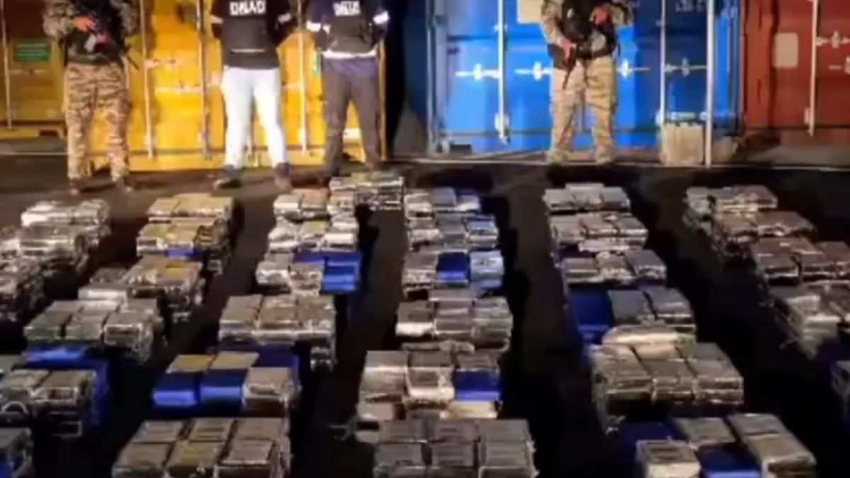 Police inspecting a shipping container at a port in Panamá Oeste during a drug seizure operation