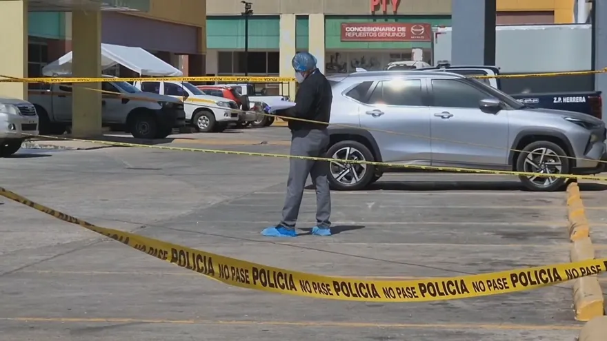 Police presence outside a courthouse in Chitré, Herrera province, representing provisional detention in a homicide case