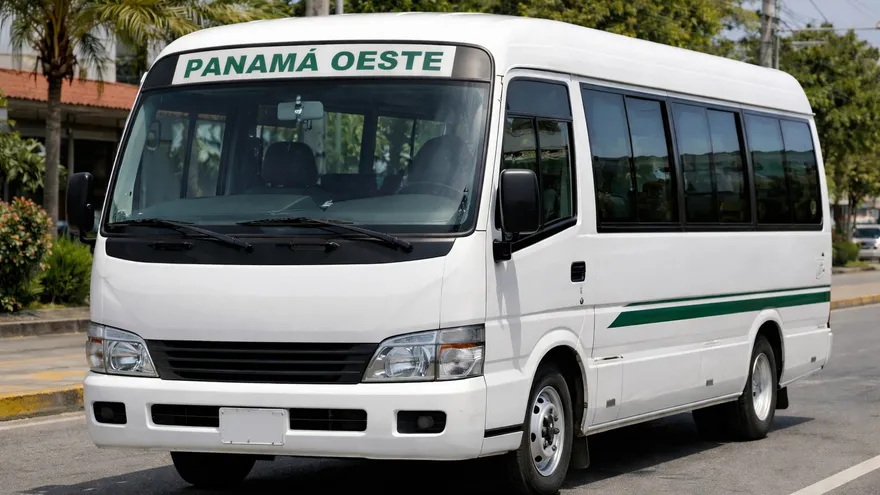 Public transport meeting in Arraiján with buses and transport representatives discussing fare changes