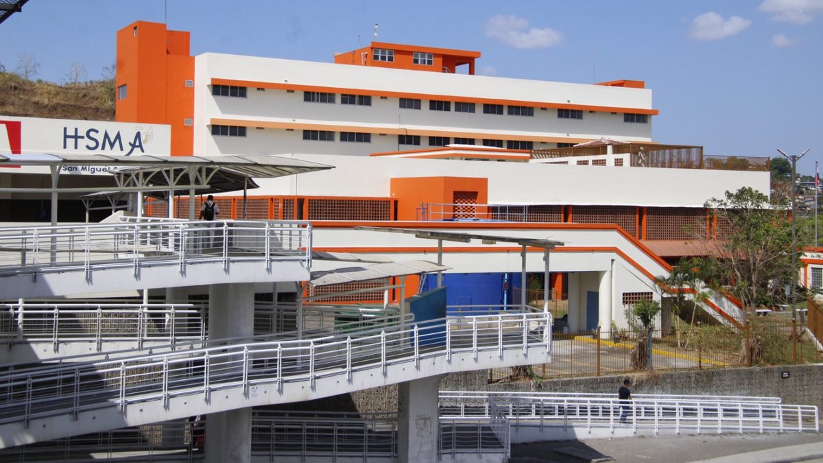 Exterior of Hospital San Miguel Arcángel with graphic indicating a proposed three-level maternal and infant annex