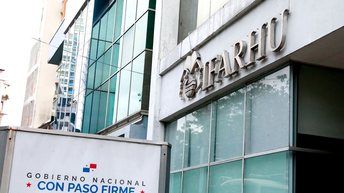 Students queuing at a government office to receive scholarship documents in Panama
