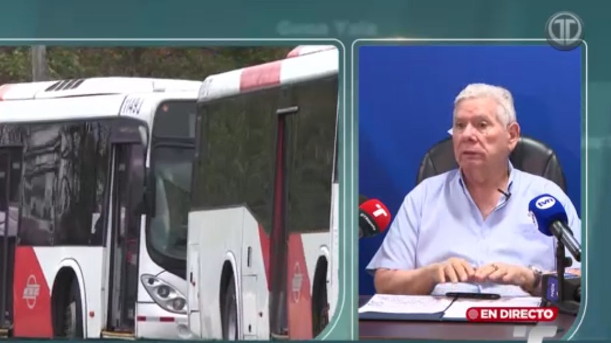 A MiBus public bus at a Panama City stop with passengers waiting, representing upcoming route and schedule changes after a fuel price increase