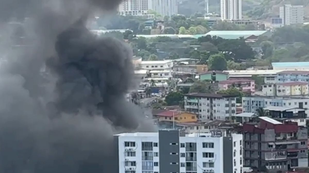 Smoke rising from a warehouse in Río Abajo with nearby residential buildings visible