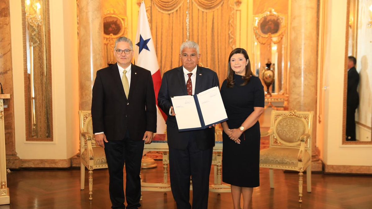 President Mulino signing a law or young Panamanian interns symbolizing $450 paid internships for 18-to-25-year-olds