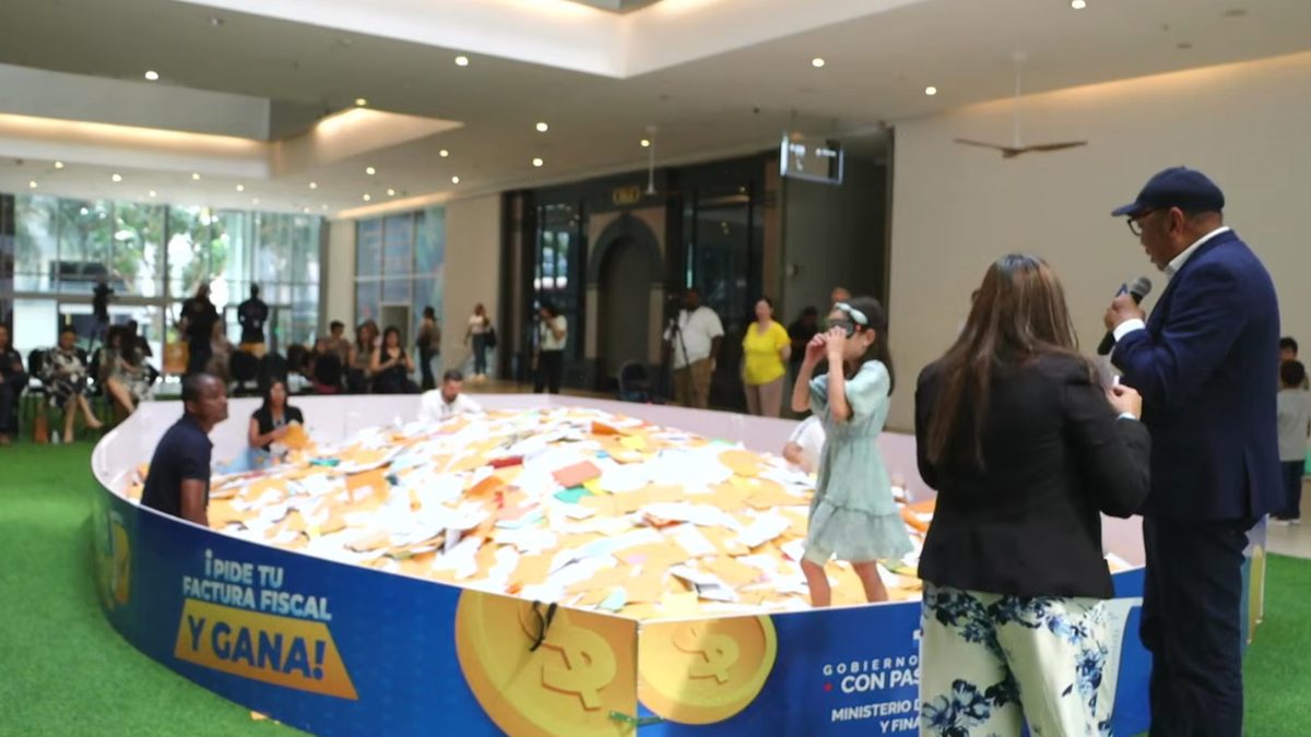 DGI government office with fiscal receipts in the foreground representing the Lotería Fiscal program