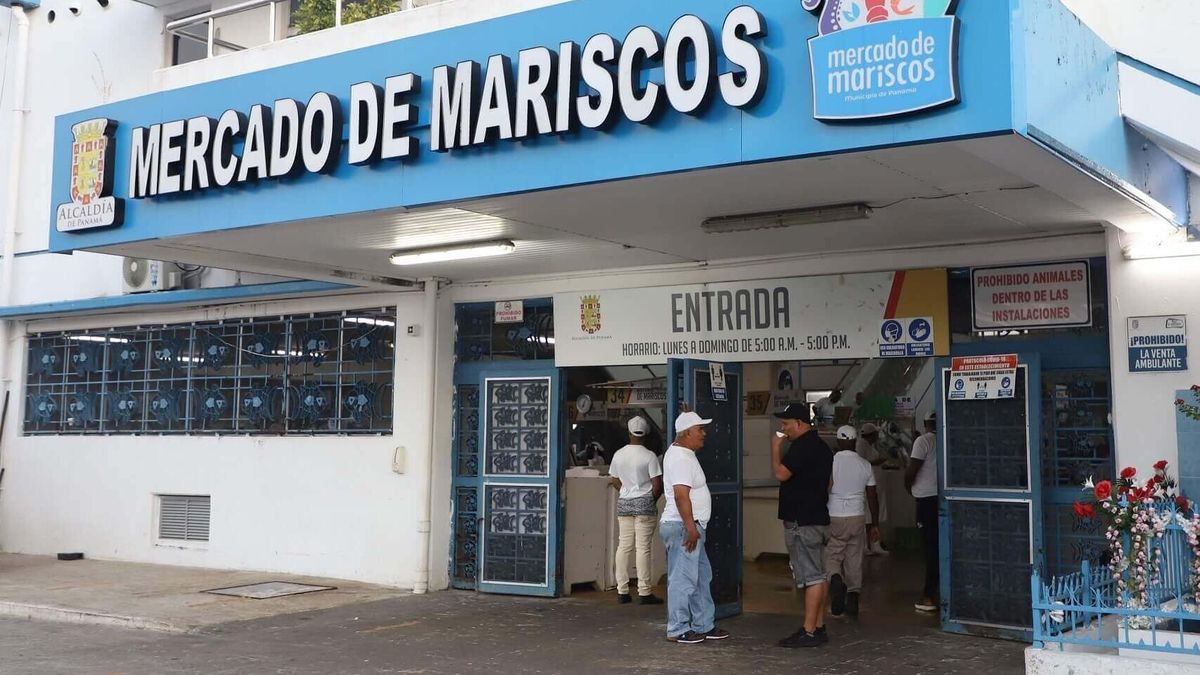 Vendors and shoppers at a busy Panama City market preparing for a scheduled cleaning closure