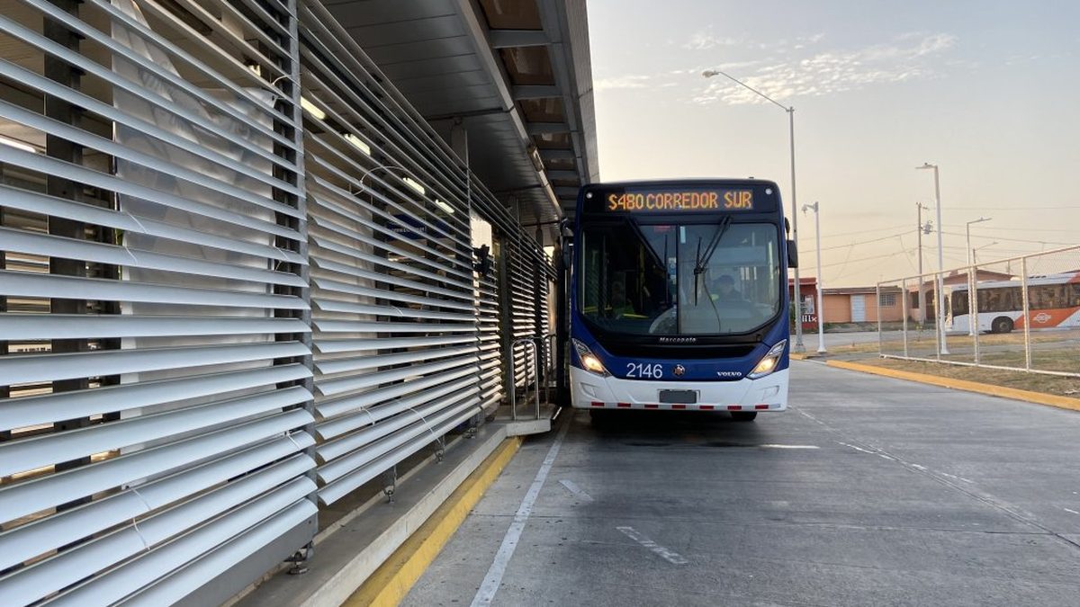 MiBus city bus near a Panama Metro station with commuters boarding and a metro train in the background