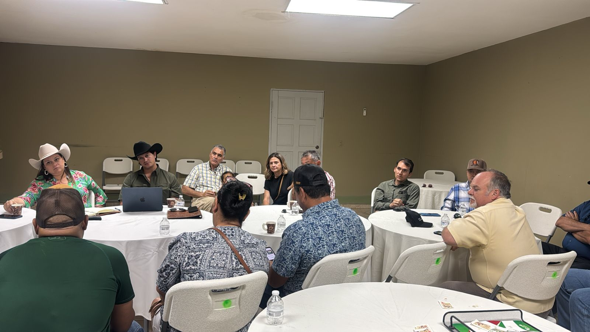 MIDA officials and Panamanian cattle ranchers in discussion about herd genetic improvement and livestock productivity
