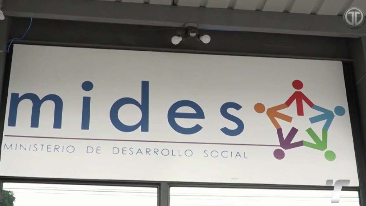 MIDES logo and beneficiaries receiving social assistance under the Ángel Guardián program in Panama