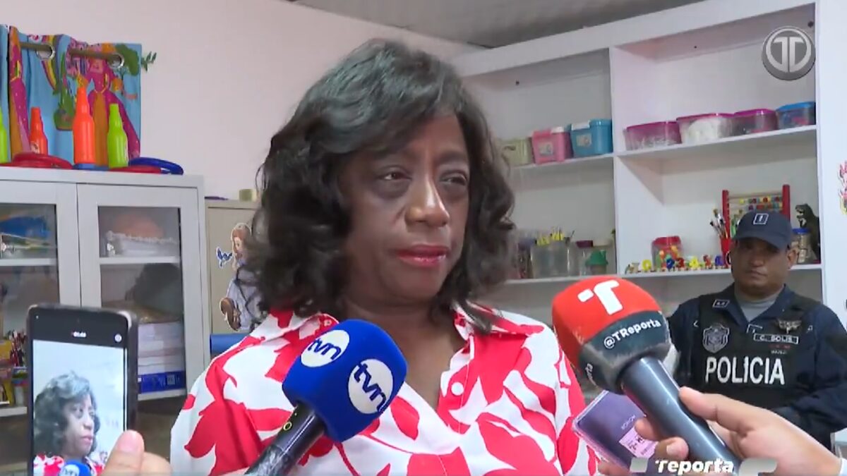 Lucy Molinar at a public announcement about university accreditation irregularities in Panama