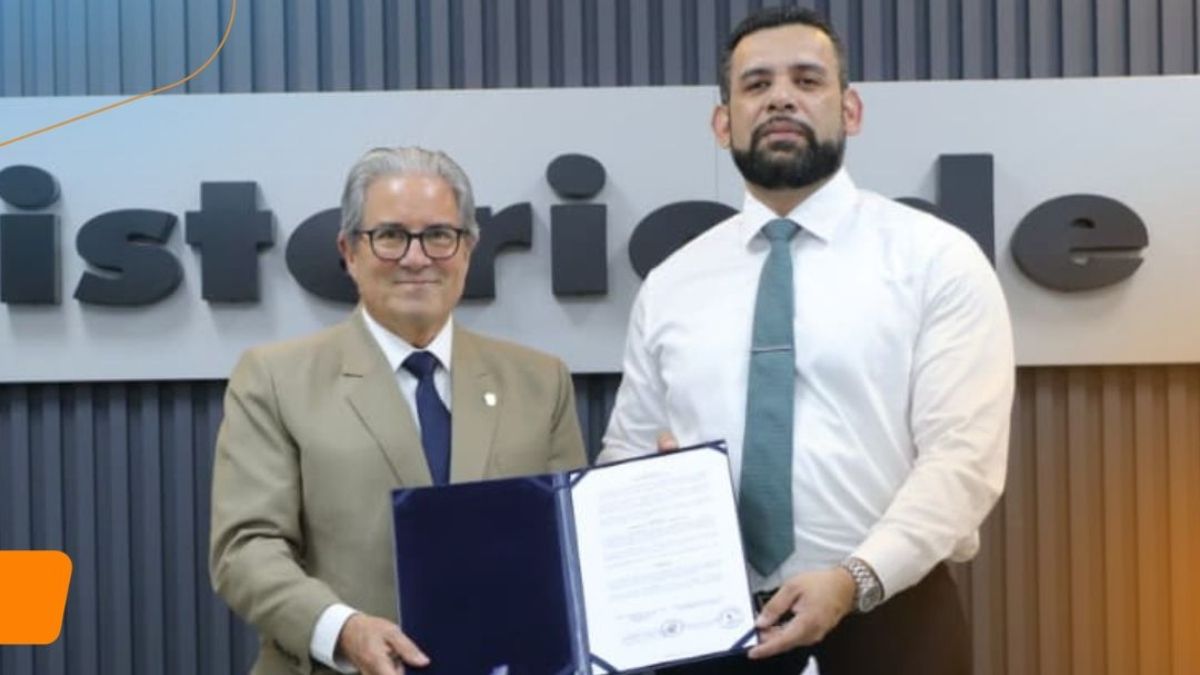 Officials from Panama and Honduras ministries of health signing a cooperation agreement with national flags behind them
