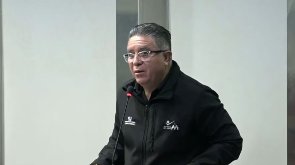 A busy stretch of Vía España in Panama City with traffic and a sanitation worker at the roadside, highlighting urban road safety concerns