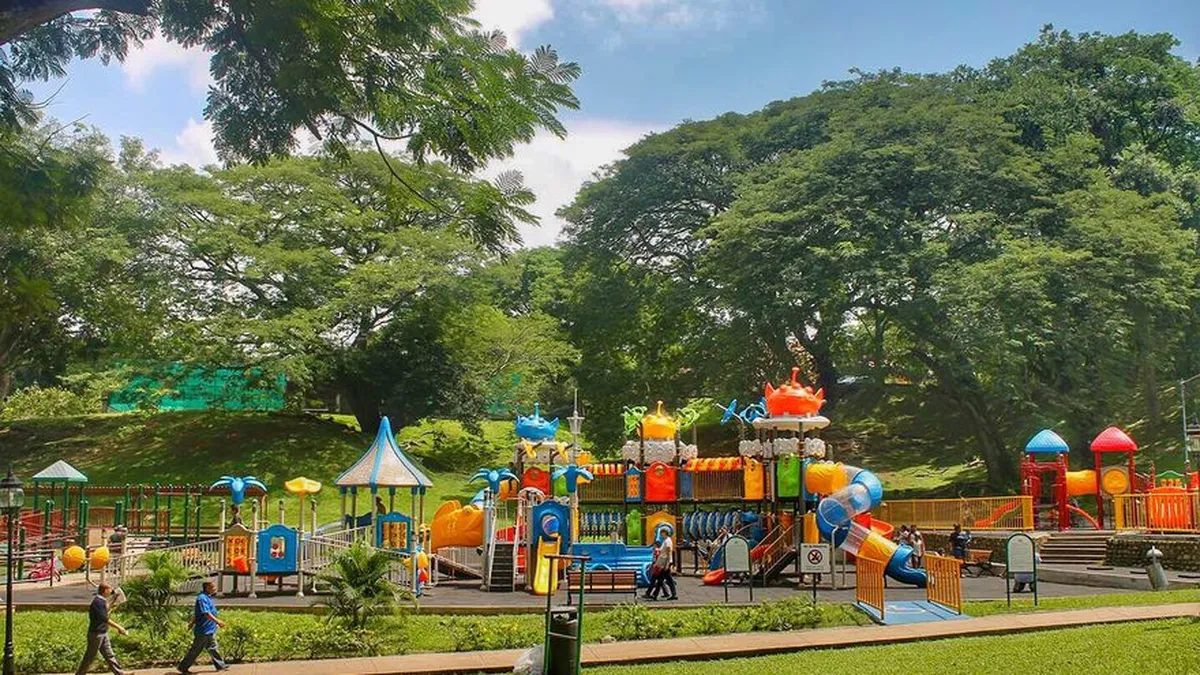 Entrance area of Parque Omar, closed to visitors after Africanized bees were detected