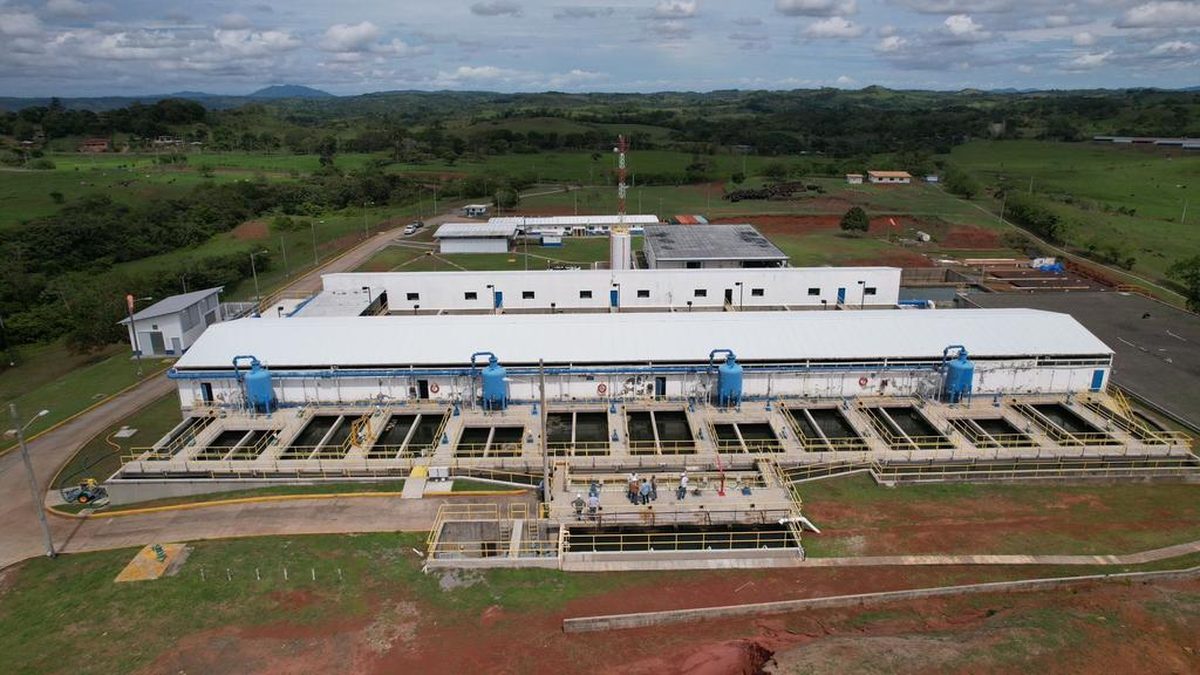 Technicians and equipment at the Mendoza water treatment plant undergoing maintenance work