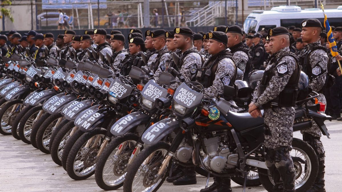 Uniformados y vehículos de seguridad en una vía de Panamá durante un operativo de tránsito