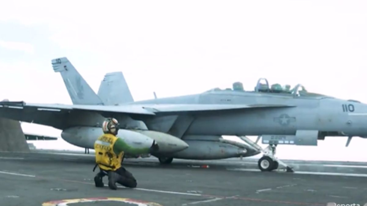 Vista de un portaaviones estadounidense frente a costas de Panamá mientras un destructor se acerca para atracar en Amador.