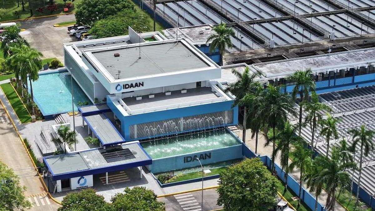 Planta de tratamiento de agua y tuberías en Chilibre, con equipos e infraestructura asociada al restablecimiento del servicio