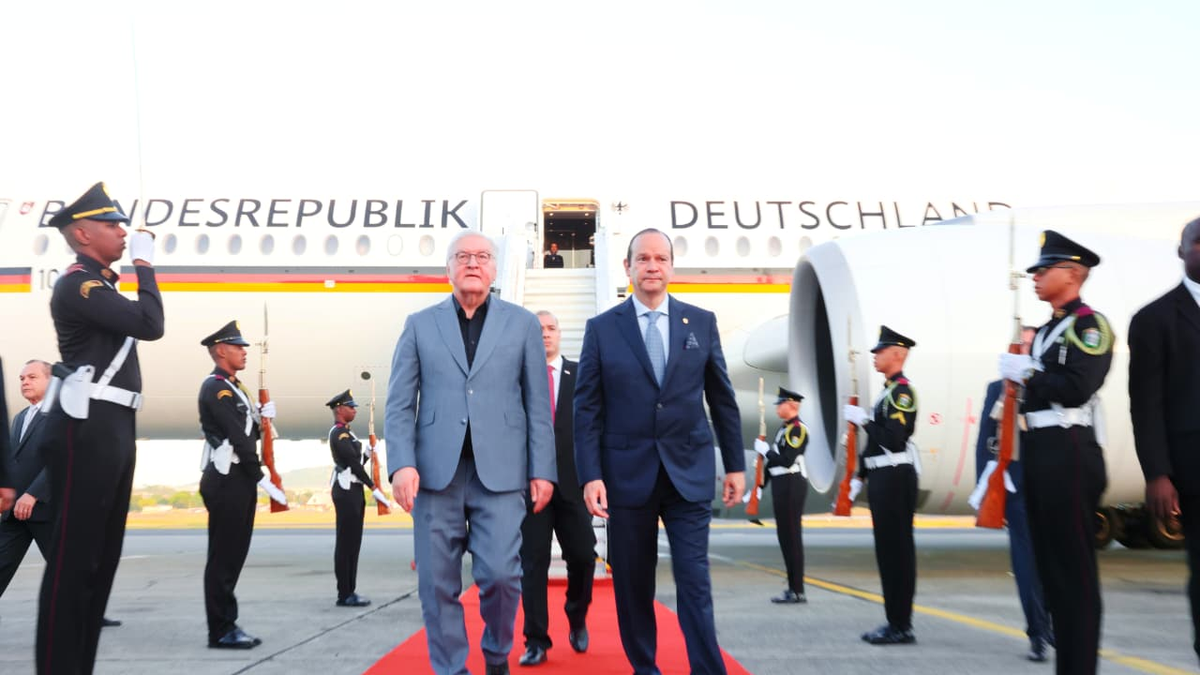 German President Frank‑Walter Steinmeier being received by Panamanian Foreign Minister Javier Martínez‑Acha upon arrival in Panama