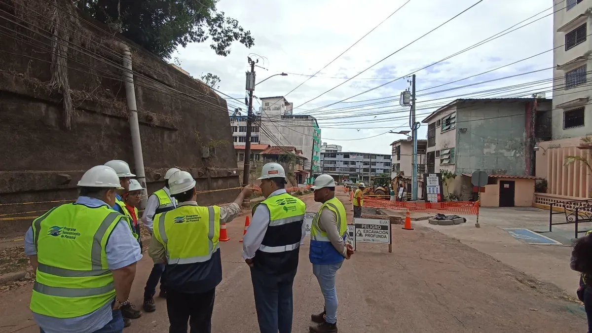 Workers and equipment carrying out sanitation interconnection works in the Fernández de Córdoba and 12 de Octubre sectors of Pueblo Nuevo