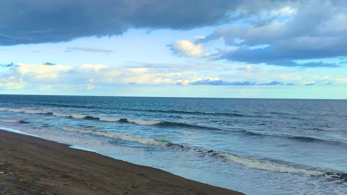Sunlight over Panama City with a bright sky, reflecting SINAPROC’s warning about extreme UV radiation