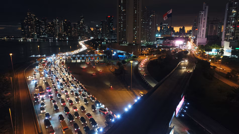 Cars and heavy traffic moving along Panama City’s Southern Corridor near a major urban development area