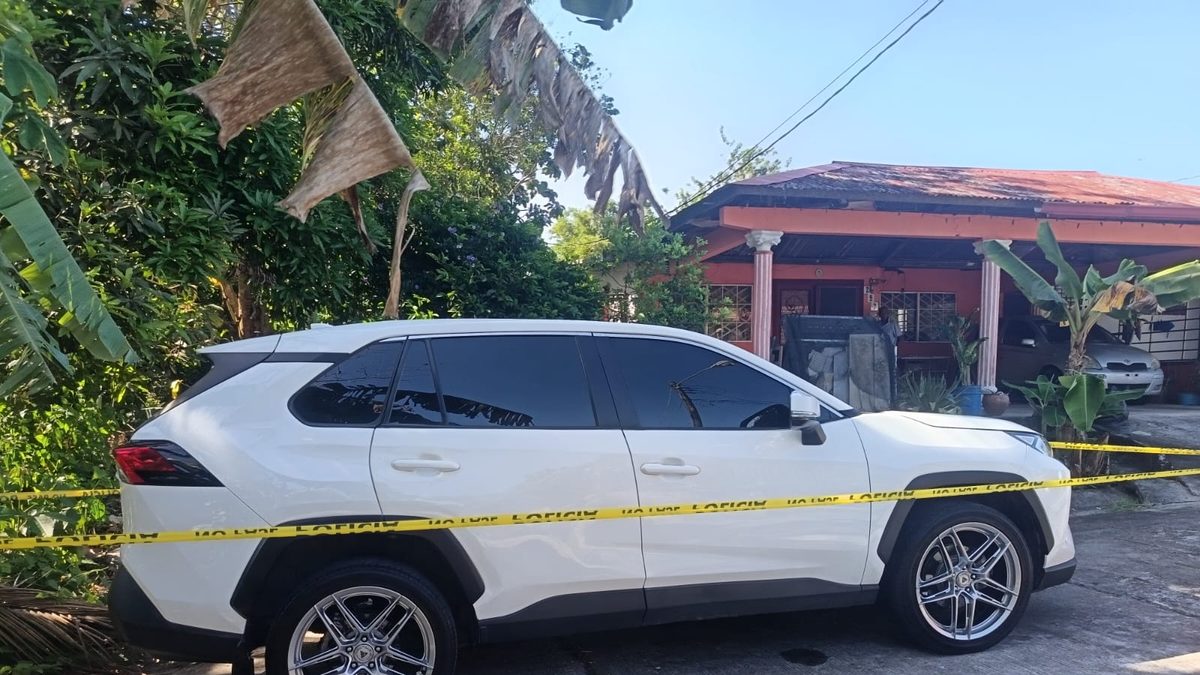 Police officers at a crime scene with a recovered vehicle in Arraiján after an attack on a bus driver