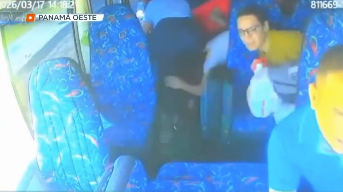 Public bus in Arraiján, Panamá Oeste — scene of a reported shooting that left the bus driver injured