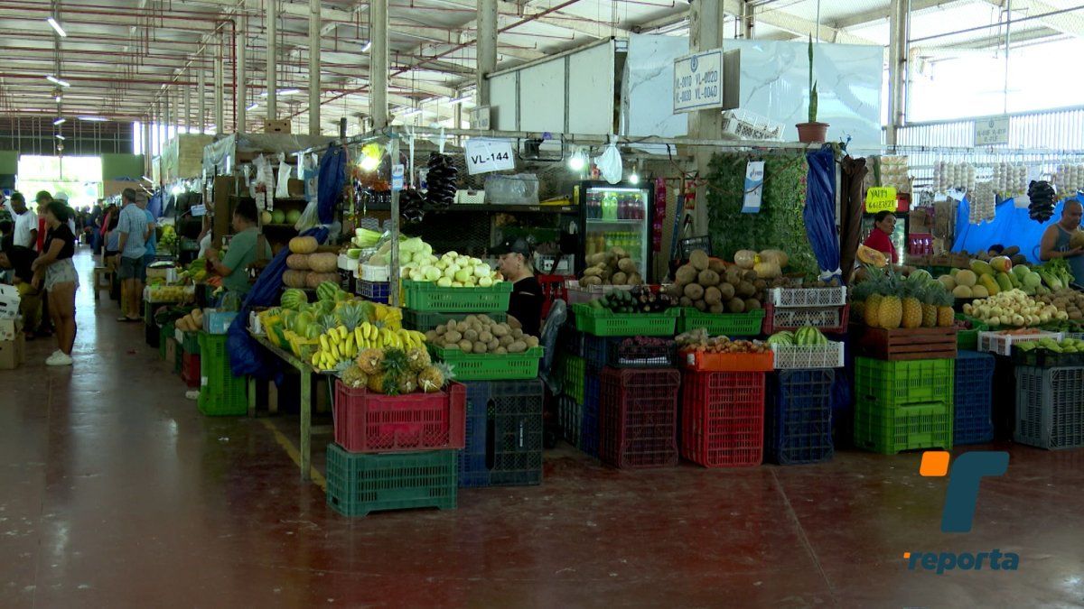 Vendors at Merca Panamá standing by produce stalls with fewer customers passing through the market