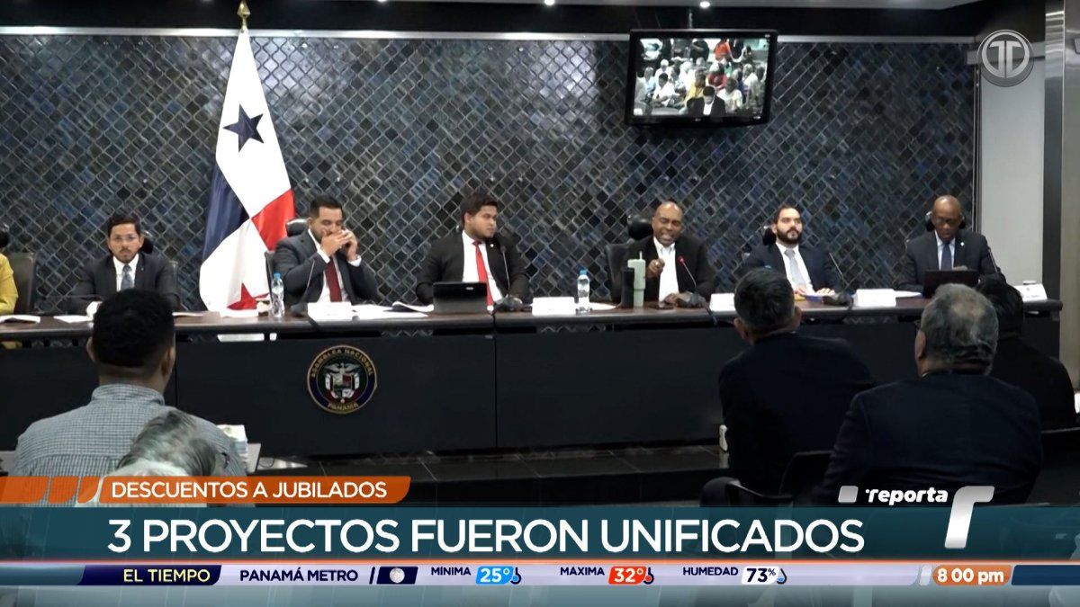 Older adults in Panama walking near a city street while businesses advertise services and discounts