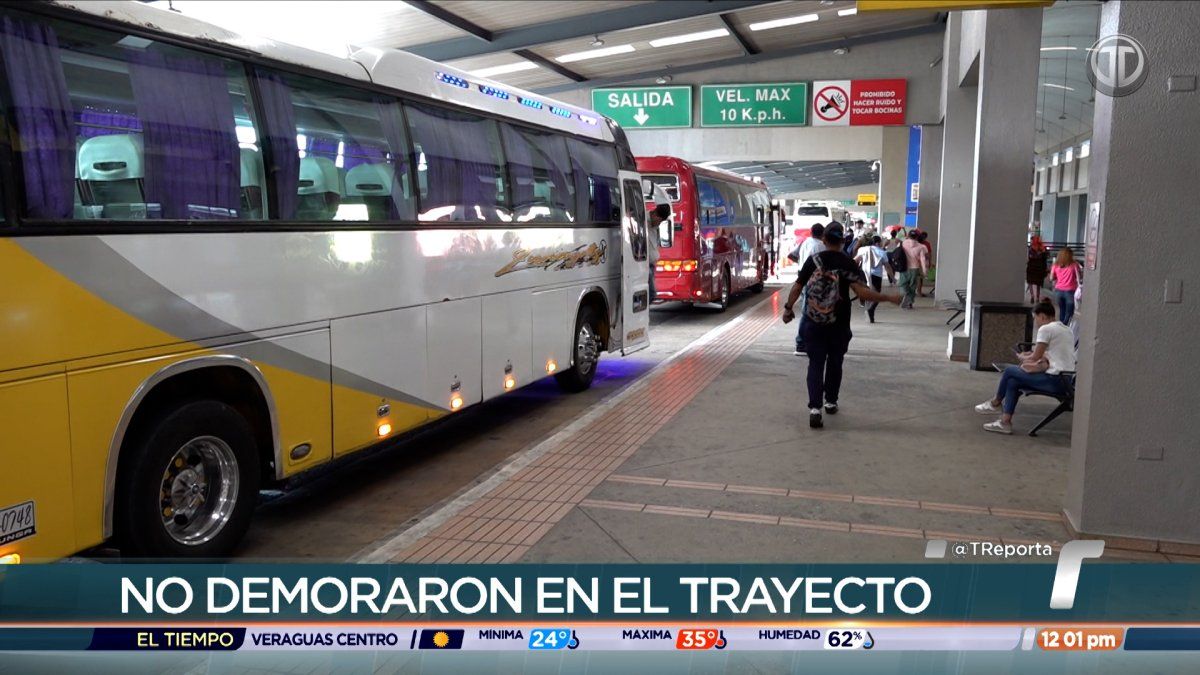 Vehicles moving along a busy road in Panamá Oeste during the morning commute with traffic controls in place
