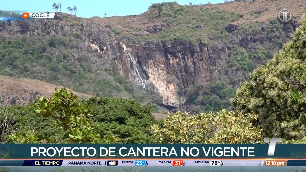A rural landscape in Olá, Coclé, with signage near a proposed quarry site and surrounding vegetation