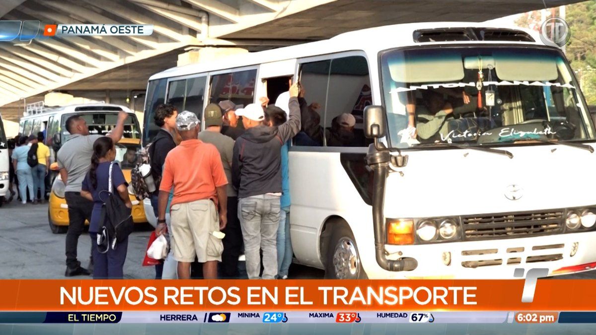 Vehicles moving along a busy road in Panama Oeste with commuters waiting in line for a bus