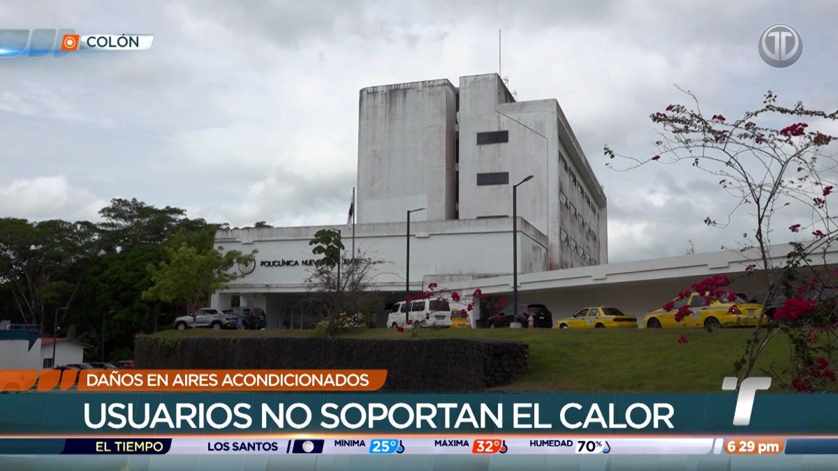 Patients waiting inside a Panamanian polyclinic with concerns about broken air conditioning and indoor heat