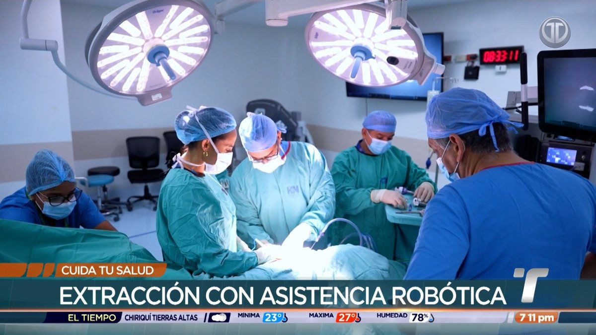 A modern hospital surgical team preparing for a robotic kidney transplant procedure in Panama