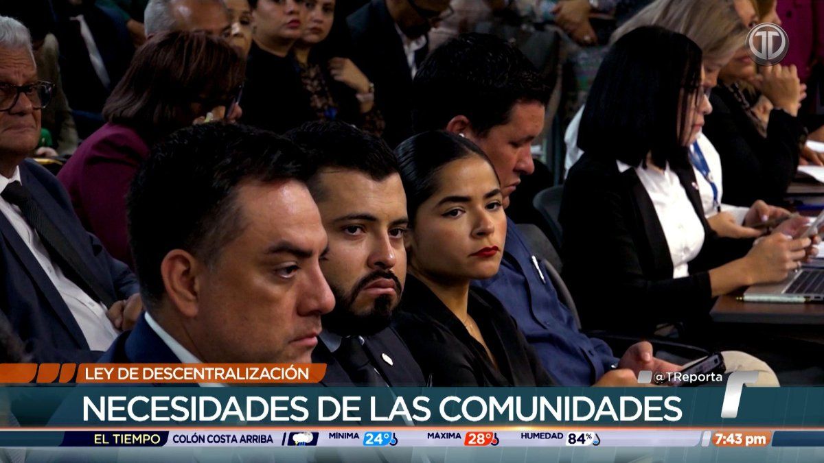 Municipal leaders and lawmakers discussing a decentralization reform bill inside Panama's National Assembly