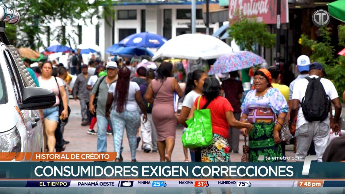 A consumer protection office in Panama reviewing complaints related to credit records and financial services