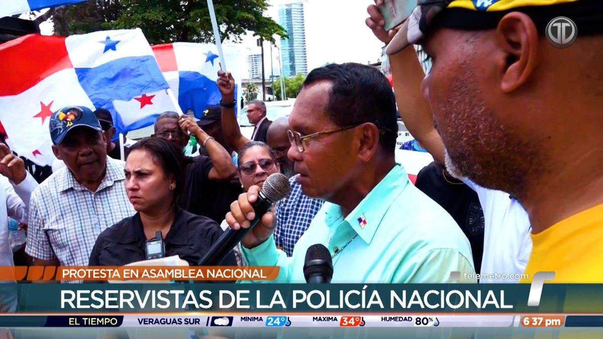 Reservists standing near the entrance to Panama’s National Assembly during a protest over unpaid benefits