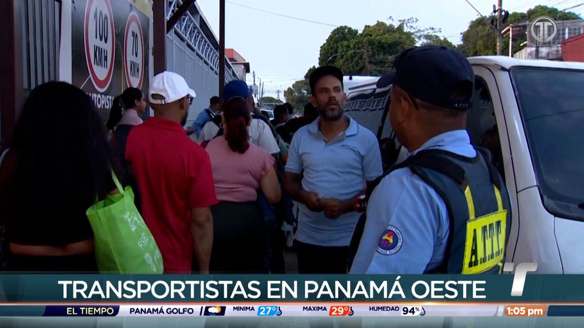 A public transport inspection in Panama Oeste with drivers and passengers near a bus or minibus