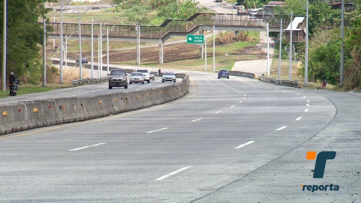Vehicles traveling on Panama City's North Corridor near an urban highway exit at night