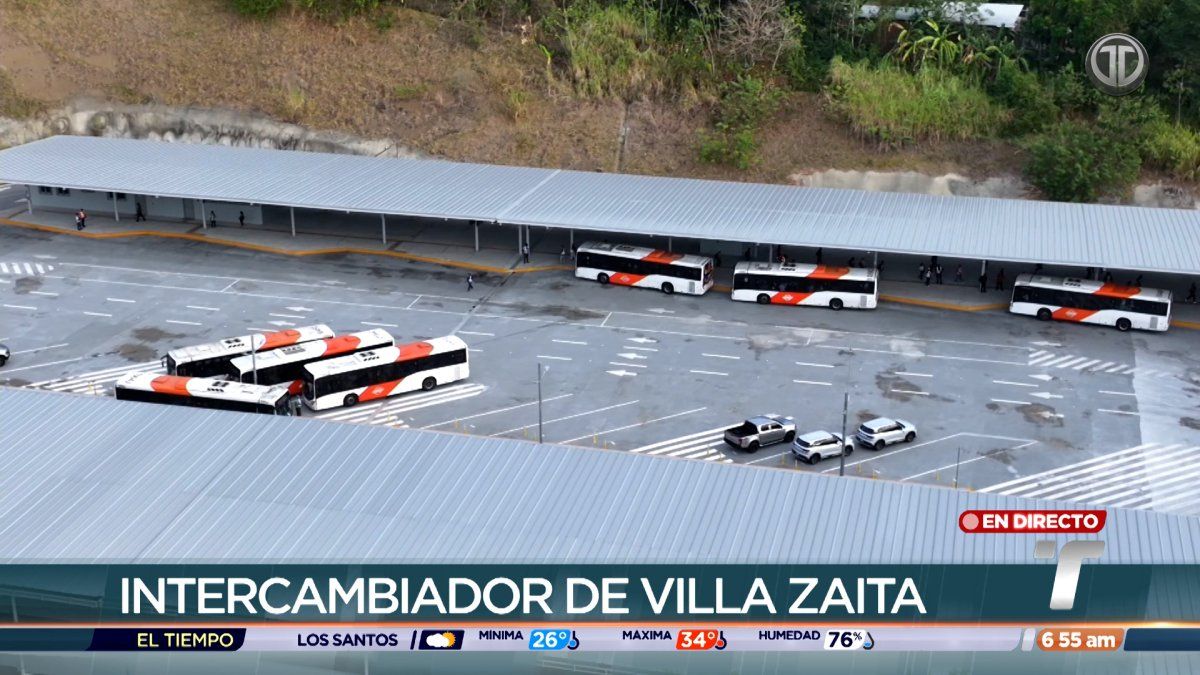 Commuters using the Villa Zaita station interchange connected to Panama City Metro Line 1 and bus routes