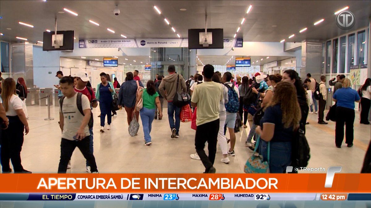 Commuters and transit infrastructure near the Villa Zaita Metro station in Panama Norte