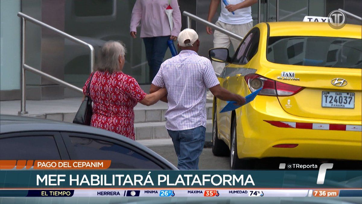 Retirees speaking with staff at Panama’s Ministry of Economy and Finance about the Cepanim payment process