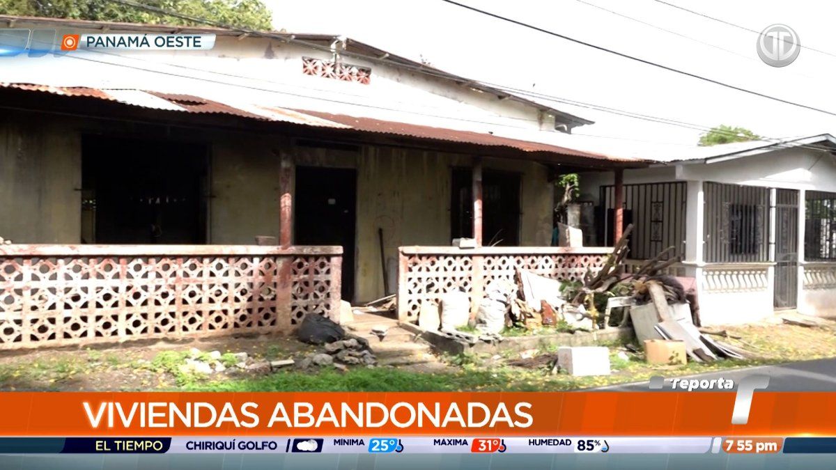 Abandoned houses in a residential neighborhood in La Chorrera, Panama, with signs of neglect and overgrown surroundings