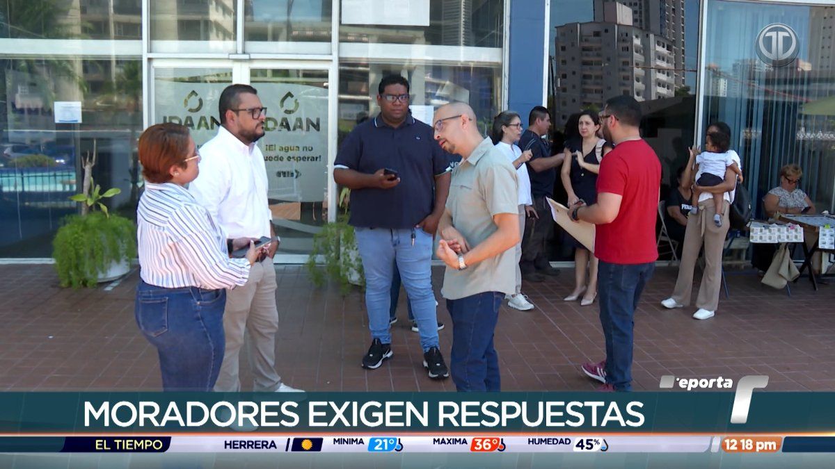 Residents of an apartment complex in San Miguelito speaking with water utility officials about low water pressure