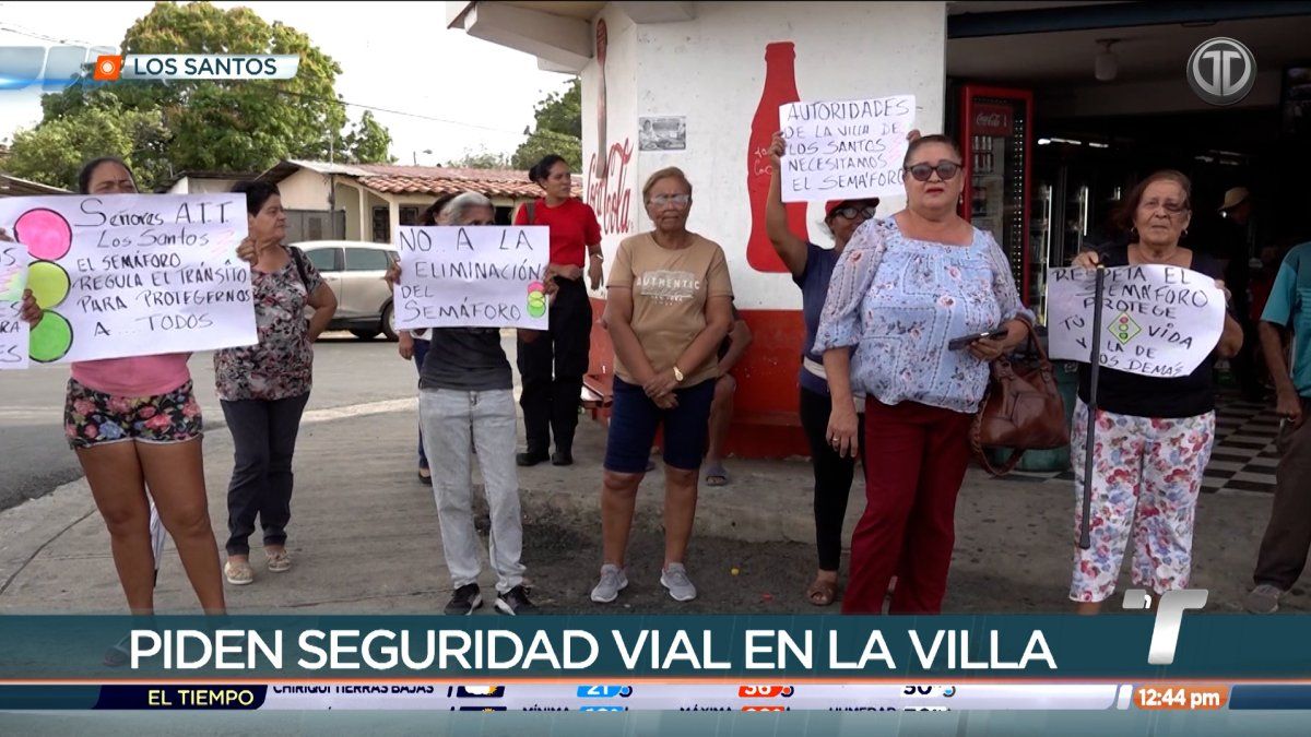 Residents of La Villa de Los Santos crossing a busy intersection on Avenida Belisario Porras near San Agustín